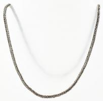 Ezüst (Ag) fonott nyaklánc egy kiálló szállal. Jelzett, 47 cm, 17 g