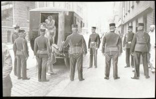 cca 1932 Rendőrök veszik körbe a rabszállító autót, Kotnyek Antal (1921-1990) budapesti fotóriporter hagyatékából