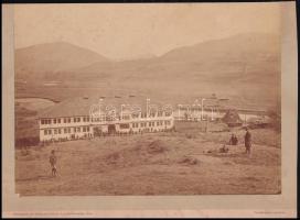 cca 1890 Kiseljak (Bosznia-Hercegoniva), katonai gyógyház, Lőwy fényképész felvétele, 1 db vintage fotó, 18,3x25,5 cm, karton 20,8x28,5 cm