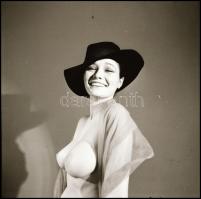 Fotómodellek tettre készen, Menesdorfer Lajos (1941-2005) budapesti fotóművész hagyatékából, 5 db vi...