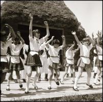 Vegyes válogatás különféle témákról Menesdorfer Lajos (1941-2005) budapesti fotóművész hagyatékából,...