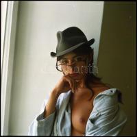 Eltérő időpontokban és különböző helyszíneken készült felvételek lányokról, asszonyokról, akik azonb...