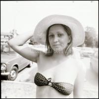 Eltérő időpontokban és különböző helyszíneken készült felvételek lányokról, asszonyokról, akik azonb...