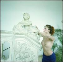 Eltérő időpontokban és különböző helyszíneken készült felvételek lányokról, asszonyokról, akik azonb...