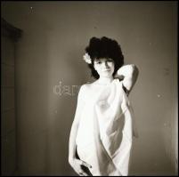 Eltérő időpontokban és különböző helyszíneken készült felvételek lányokról, asszonyokról, akik azonb...