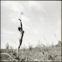 cca 1987 Menesdorfer Lajos (1941-2005) budapesti fotóművész hagyatékából, 13 db vintage NEGATÍV az a...