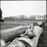 cca 1987 Menesdorfer Lajos (1941-2005) budapesti fotóművész hagyatékából, 13 db vintage NEGATÍV az a...