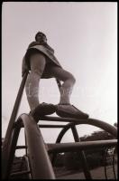 cca 1975 Előjáték az aktfotózáshoz, 9 db vintage NEGATÍV, 36x24 mm