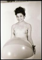 Több fotómodell közreműködésével és különböző időpontokban, eltérő helyszíneken készült aktfotók, vá...