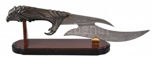 Díszes tőr egyiptomi motívumokkal, rozsdamentes acél, fa állvánnyal, az állványon kis kopásnyomokkal, h: 37 cm