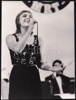 cca 1972 Kovács Kati énekesnő a Táncdalfesztiválon, ahol a magyar gazdák - azóta is gyakran elhangzó - fohászát adta elő: ,,Add már Uram az esőt..., vintage fotó, 20x14,9 cm