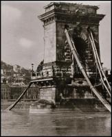 1945 A németek által felrobbantott Lánchíd egyik pillérje, Fekete György (1904-1990) budapesti fényképész hagyatékából 1 db NEGATÍV, 5x4,8 cm
