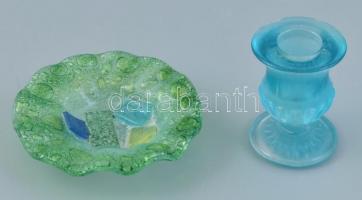 Üveg gyertyatartó és tálka, formába öntött, anyagában színezett, kopásnyomokkal, m: 6,5 cm, d: 10 cm