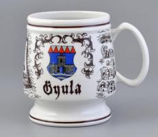 Hollóházi Gyula címerével és városképével díszített porcelán korsó. Matricás, jelzett, peremén kis kopással, d: 9,5 cm, m: 11,5 cm