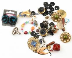 Vegyes bizsu tétel: fülbevalók, medálok, gyűrűk, brossok, stb.