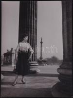 cca 1960 Divatfotózás, jelzés nélküli vintage fotó Kotnyek Antal (1921-1990) budapesti fotóriporter hagyatékából, 24x18 cm