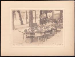 1930 Orphanidesz János (1876-1939) aláírásával jelzett vintage fotóművészeti alkotás, művészfólián keresztül másolva (Bádeni piac), képméret 11,5x16,2 cm, fotópapír 18x24 cm