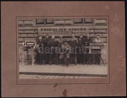 1928 Budapest, gépműhely tulajdonosa és alkalmazottai, vintage csoportkép feliratozva, 10,7x15,8 cm, karton 17x22 cm
