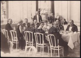 cca 1938 Társasági vacsora, Pobuda Alfréd (1876 - 1942) budapesti fotóriporter hagyatékából pecséttel jelzett vintage fotó, 16,5x23 cm