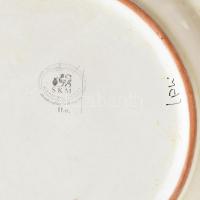 2 db Sárospatak Kerámia Manufaktúra lapostányér, kézzel festett, halas mintával + 3 db barna mázas k...