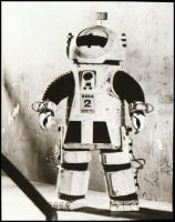 cca 1980 Szereplők a Csillagok háborúja és az Üzenet az űrből c. filmekből, 2 db NEGATÍV Fekete Györ...