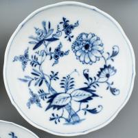 6 db Meisseni porcelán salátás tálka, aljjal. Máz alatti kék festés, egyik peremén apró csorba, jelz...