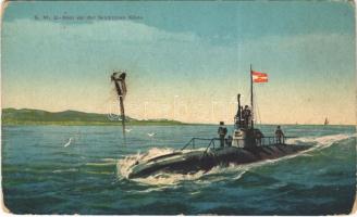 SM U-Boot vor der feindlichen Küste / Osztrák-Magyar Haditengerészet tengeralattjárója / WWI Austro-Hungarian Navy, K.u.K. Kriegsmarine, submarine with mariners, naval flag. Druck und Verlag M. Schulz (kopott sarkak / worn corners)