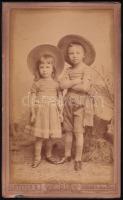cca 1900 Kalapos fiú és kislány, keményhátú fotó Letzter kassai műterméből, kopott 11×6,5 cm