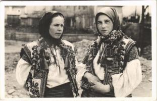 Kárpátalja, Ruszin népviselet, folklór / Transcarpathian Rusyn (Ruthenian) folklore, women in traditional costumes
