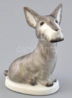 Kőporc Kőbányai Porcelángyár kutya. Kézzel festett, jelzett, hibátlan. m: 8,5 cm