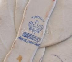 Aquincum porcelán gyertyatartó rózsákkal. Kézzel festett, jelzett, kis lepattanásokkal. 14x9 cm