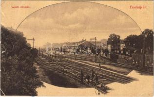 1910 Érsekújvár, Nové Zámky; vasútállomás, vonat, gőzmozdony, vasutasok. Szivesi kapus kiadása / railway station, locomotive, train, railwaymen (b)