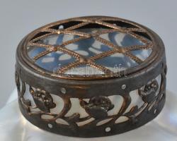 Szecessziós váza. Fúvott, színes irizáló üveg. Szájperemén réz rátéttel díszítve. Apró csorbák a réz...