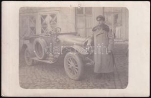 1916 A hadtestparancsnok úr sofőrje a szolgálati autóval megírt fotólap német tábori postai bélyegzőkkel, 9×13 cm