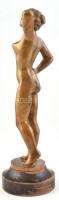 Női akt.
Patinázott bronz m: 33 cm