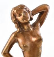 Női akt.
Patinázott bronz m: 33 cm