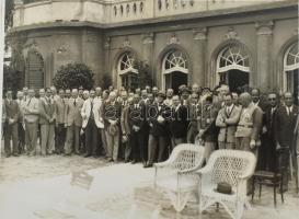 cca 1920-1950 Dóra Pál és Montágh András galamblövő világbajnok és bajnokokat ábárzoló fotók, különb...