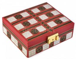 Díszes, vászon borítású fémzáras doboz, belül két részre osztott, piros szövet béléssel, kulcs nélkül, 23x19,5x8cm