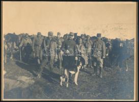 I. világháborús előőrs kutyákkal, későbbi nagyítású fotó, kartonra ragasztva, foltos, 17×23 cm