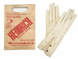 cca 1910 Heinrich kesztyűs mester reklámos papírtasakja, benne egy pár bőr női kesztyűvel, kopottas állapotban