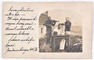 1916 Sírva vigadó katona BESZTERCEBÁNYA SZT.JÁNOS pályaudvari bélyegzővel fotólap
