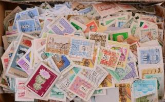 Kisebb doboznyi áztatni való vegyes külföldi és magyar bélyeg