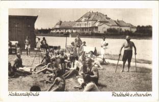 1938 Kakasszékfürdő (Orosháza), fürdőzők a strandon