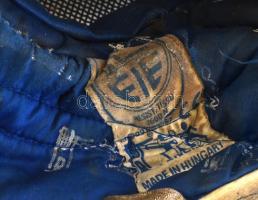 Magyar gyártmányú vívósisak, kopásnyomokkal, kissé foltos, sérült béléssel