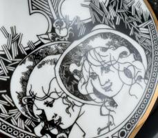 Hollóházi Jurcsák László által tervezett mintával díszített porcelán váza, matricás, jelzett, kis ko...