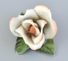 Aquincumi porcelán rózsa, kézzel festett, jelzett, a rózsa szirmán kis hiánnyal, lepattanással, hajszálrepedéssel, 6,5x5,5x5 cm
