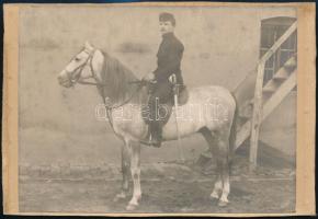 cca 1910 Katona lovon, kartonra ragasztott fotó, 10,5×14 cm