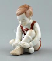 Aquincum cipőfűző kisfiú figura, kézzel festett, jelzett, hibátlan m: 10,5 cm