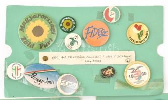 1990. évi parlamenti választások politikai pártjainak jelvényei, kitűzői, kartontáblákra tűzve/ragas...