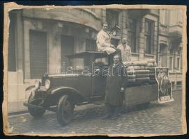 cca 1920-1930 Férfiak Chevrolet teherautóval, rajta Créme de Gruyére Unic reklámmal, fotó kartonra ragasztva, sérült, 12×17 cm